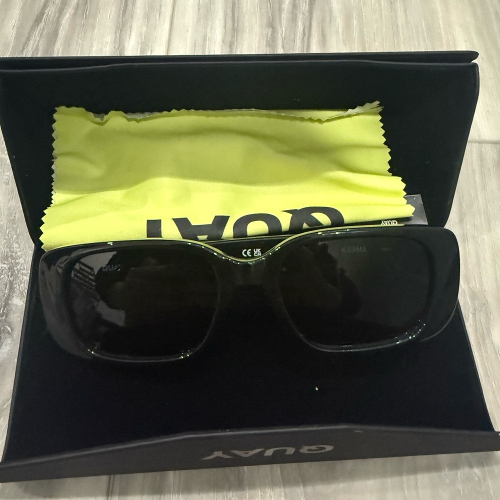 Quay Black Sunglasses - Picture 3 of 6